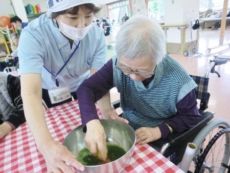 かがやきの丘一般棟「季節を味わう～よもぎだんご作り～」