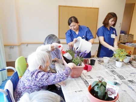 かがやきの丘「リハビリしよう！　　　　“花植え”」