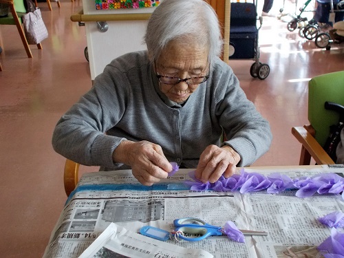 かがやきの丘 通所リハビリ「藤の花作り」