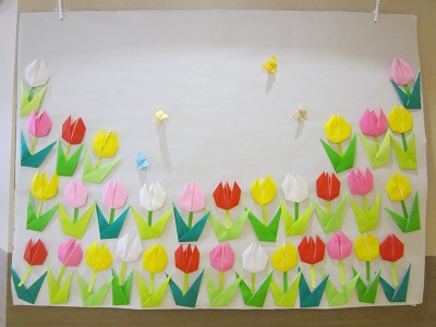 かがやきの丘　リハビリテーション科　「チューリップがいっぱい！春の壁画作りをしました」