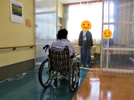 川西湖山病院 看介護部「窓越し面会始めました！」