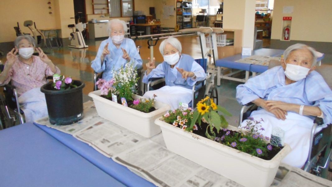 川西湖山病院 リハビリテーション科 「植栽活動を行いました😊🌼」