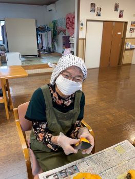 楓の家ヒメリンドウ棟～干し柿作り～