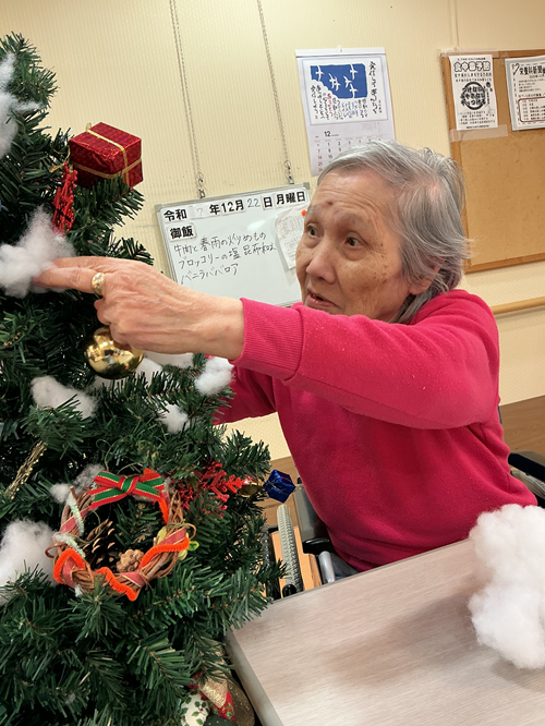 かがやきの丘　クリスマスツリーの飾り付け♪　すみれ棟