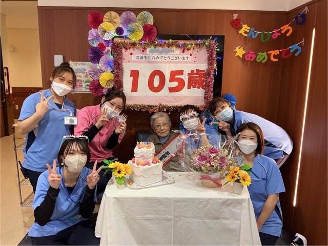 仙台市有料老人ホーム｜祝105歳！誕生日会｜医）緑愛会・オードエクラ