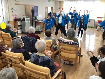 香紅の里　元気なダンスでにっこり！